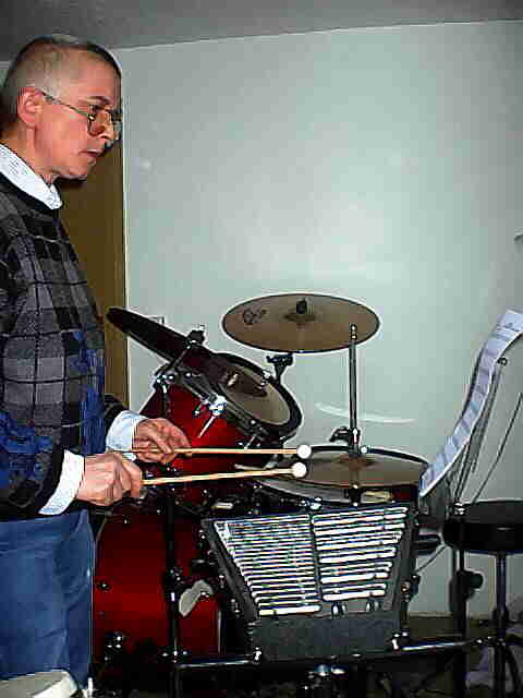 Carmen Fuchs erläutert eine Passage auf dem Glockenspiel.