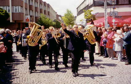 Dirigentin Carmen Fuchs mit ihrem Orchester auf dem Buchhornplatz in Friedrichshafen.