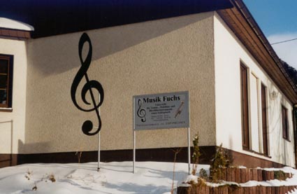 Musik Fuchs erkennt man am großen Notenschlüssel vor dem Haus.